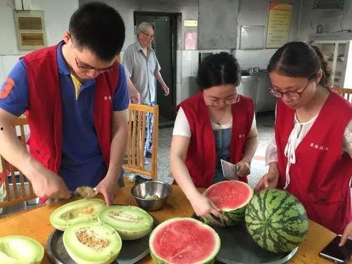 怀集老爷爷吃瓜,一段悠闲的乡村生活剪影