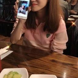 娱乐吃瓜酱出门在外,揭秘明星出行背后的趣味故事